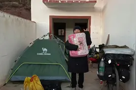 夫妻冬季骑行西藏，冒着严寒露营在海拔4000多米的废弃厕所外 ！视频封面