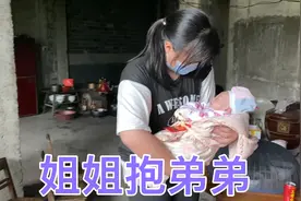 姐姐从学校回来抱弟弟舍不得放手，婶婶送红包给宝宝，太周到了。视频封面