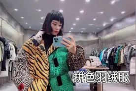 拼色羽绒服搭配丝绒休闲裤不挑人，自带时尚感