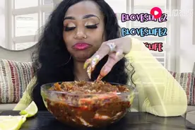 黑人大姐吃海鲜：今天来碗大杂烩  直接用手很过瘾！视频封面