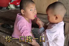 农村贫困家庭双胞胎姐妹，性格一个憨厚一个机灵，看哪个招人稀罕视频封面