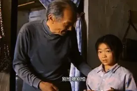 叔叔和她说了一句话，把手都摔破了还说不疼多么懂事的孩子呀视频封面