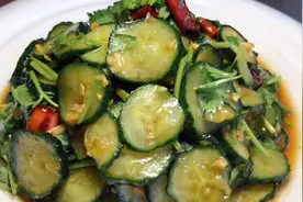 厨师长教你凉拌黄瓜的家常做法，步骤详细，清脆爽口下酒又下饭