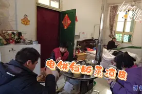 安姐用电饼铛蒸凉皮，真正懒人做法，方法简单口感好，霍霍面走起视频封面