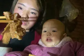 母女俩日常啃个小猪蹄子这女儿就是关心妈老是拿菜给妈吃😆视频封面