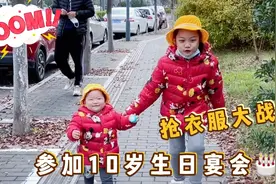 抢衣服大战！1岁萌娃抢姐姐衣服以为是自己的，爸爸妈妈却笑喷了视频封面