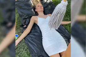 国外美女一动不动的躺在地上，而且竟然把拖布放在身上！视频封面
