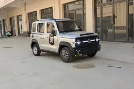 一万多的坦克赛博款电动四轮车油电光三用家用全封闭老年代步车视频封面