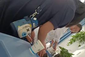 孩子吃了蜜雪冰城的冰淇淋，直接在医院输液。视频封面