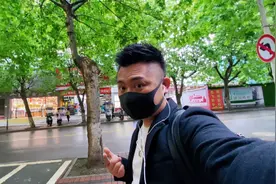 下雨天一个人逛街，一部手机教你拍30秒小短片，配点音乐超有感觉