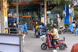 11月25日上海宝山一小区发现高危风险人员，小区已暂时封控