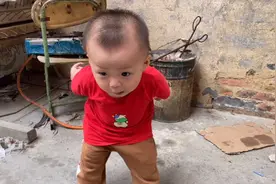 一直不明白宝宝有时候呜呜叫是什么意思，直到今天跟他路过鸡笼