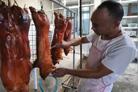山东大哥烤乳猪，280一头，一只净重20斤，烤好后剩10斤，蒸发了视频封面