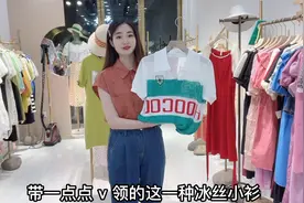 腿粗腿不直怎么穿显瘦呢？可以试试深蓝色牛仔裤，搭配衬衣时尚！