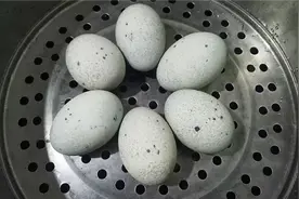 皮蛋还买回家就直接吃吗？放锅里蒸一蒸，效果意想不到哦！