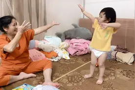 宝宝穿个尿不湿在床上跳起了拉丁舞，妖娆的舞姿，奶奶跟着学起来视频封面