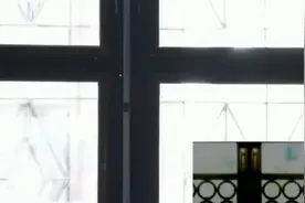 【JOJO的奇妙冒险】国外真人搞笑版，不笑你打我！视频封面