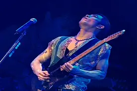 Beyond《海阔天空》黄贯中Solo从炫技到释怀，真怕他哪天不再弹了视频封面