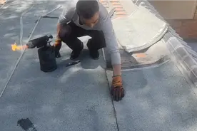农村小伙瓦房顶漏水，油顶师傅做防水，看这小伙师傅瓦房顶做防水视频封面