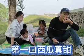 农村一家四口周末春游，黄河边来个野餐，陪孩子放飞童年！视频封面