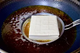 把豆腐放油锅中，一瞬间就变成美食，20年老厨师拿手绝活，超好吃视频封面