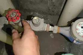 自来水阀门为什么关闭后还会流水？拆开让我们一探究竟，闸阀更换视频封面