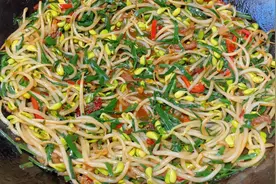 厨师长教你爆炒黄豆芽的特色做法，步骤详细，香辣开胃下酒又下饭视频封面