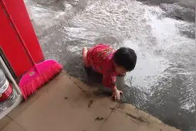 90后宝妈宝宝的满身都是去隔壁借了一壶热水给她洗屁屁去玩水视频封面