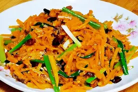 家常小炒老南瓜的做法，绵软香甜又入味，开胃又下饭，简单受欢迎