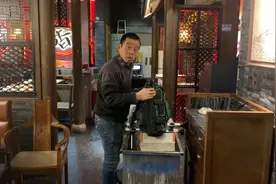 身上脏兮兮，厨房亮晶晶。工作完成下班。视频封面