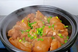 南乳花生焖猪手，粤菜中的经典做法，简单又好吃视频封面