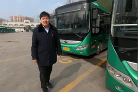 郑州公交80路年味十足的公交车！一块钱能坐到这样的车真值！视频封面