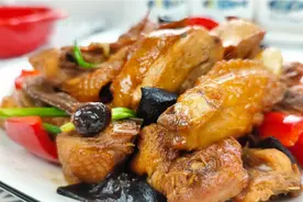 三宝焖鸡，连配菜都抢着吃光的美味菜谱，原来鸡肉和这些食材最搭视频封面