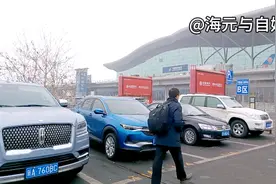 春节后的乌鲁木齐国际机场，来疆人员一票难求，出疆人员寥寥无几视频封面