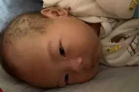 👶bb：吃了一个多小时奶还吃不饱，想再吃又怕被骂，委屈哦～视频封面