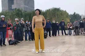 漂亮的大美女芳芳来广场跳舞了，被粉丝围观了