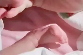 孩子刚出生就被爸妈当成玩具。😃😃😃😃😃😃😃😃视频封面