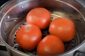 #西红柿蒸着吃味道更鲜美。夏季的西红柿阳光充足，维生素C含量高