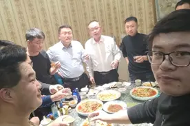 公司聚餐把能喝酒的聚到一桌，夺命乌苏随便喝这酒量你感觉怎么样视频封面
