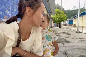 一岁五个月宝宝身高80体重23，上面牙齿快出完下面两颗，正常吗？视频封面