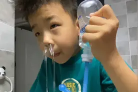 宝妈买一箱生理盐水冲洗鼻子，坚持下来是有效果的，孩子边洗边玩视频封面