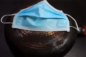 家里炒菜锅用久了，又黑有脏，教你用一个口罩，锅底立马变新！视频封面