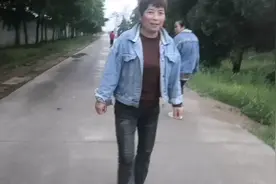 和女儿一起散步高兴的一路蹦蹦跳跳视频封面