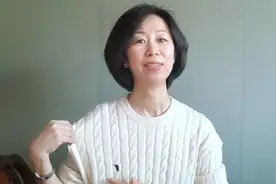 50+姐分享穿搭技巧，基础款白毛衣如何穿出高级感的几个搭配思路