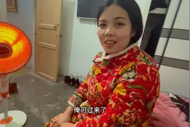 孩子给爸爸洗脚。差点把爸爸感动哭！视频封面