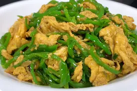 70岁老厨师教我的青椒炒鸡蛋新做法，你别说味道还真的不一般