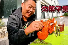 小三轮穿过辽宁锦州，60块钱买只沟帮子熏鸡，尝尝啥味的？喝美了