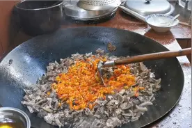 江西人的爆炒熟牛肉，用“锄头”炒菜，辣椒放一盘还说不够辣视频封面