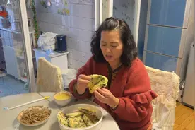 做个馅饼，和面，用筷子搅拌成糊状，发酵起泡泡就好，又软又好吃视频封面