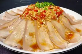 今天教大家五花肉不一样的做法，蒜香五花肉，蒜香浓郁，不油不腻